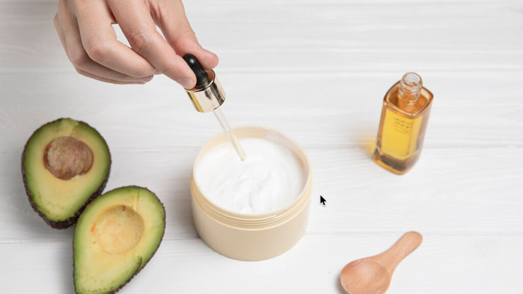 avokádový olej kapátku, zena rukou a kapátkem pridává kapky do kosmetické směsy, kolem avokáda - vliv avokádového oleje na zdraví na Bezpsenice.cz